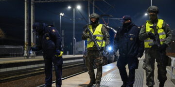 Funkcjonariusze Straży Ochrony Kolei i żołnierze Wojsk Obrony Terytorialnej podczas patrolu na Dworcu Głównym PKP w Lublinie. Fot.: PAP / Wojtek Jargiło