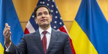 Sekretarz stanu USA Marco Rubio rozmawia z prasą po zakończeniu konsultacji z Ukrainą w sprawie planu pokojowego Trumpa w misji USA w Genewie w Szwajcarii, 23 listopada 2025 r. Fot.: PAP / EPA / Martial Trezzini