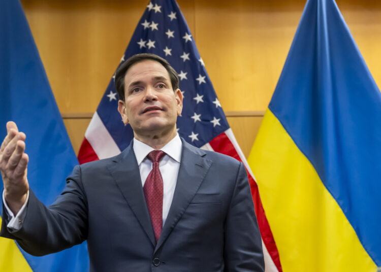 Sekretarz stanu USA Marco Rubio rozmawia z prasą po zakończeniu konsultacji z Ukrainą w sprawie planu pokojowego Trumpa w misji USA w Genewie w Szwajcarii, 23 listopada 2025 r. Fot.: PAP / EPA / Martial Trezzini